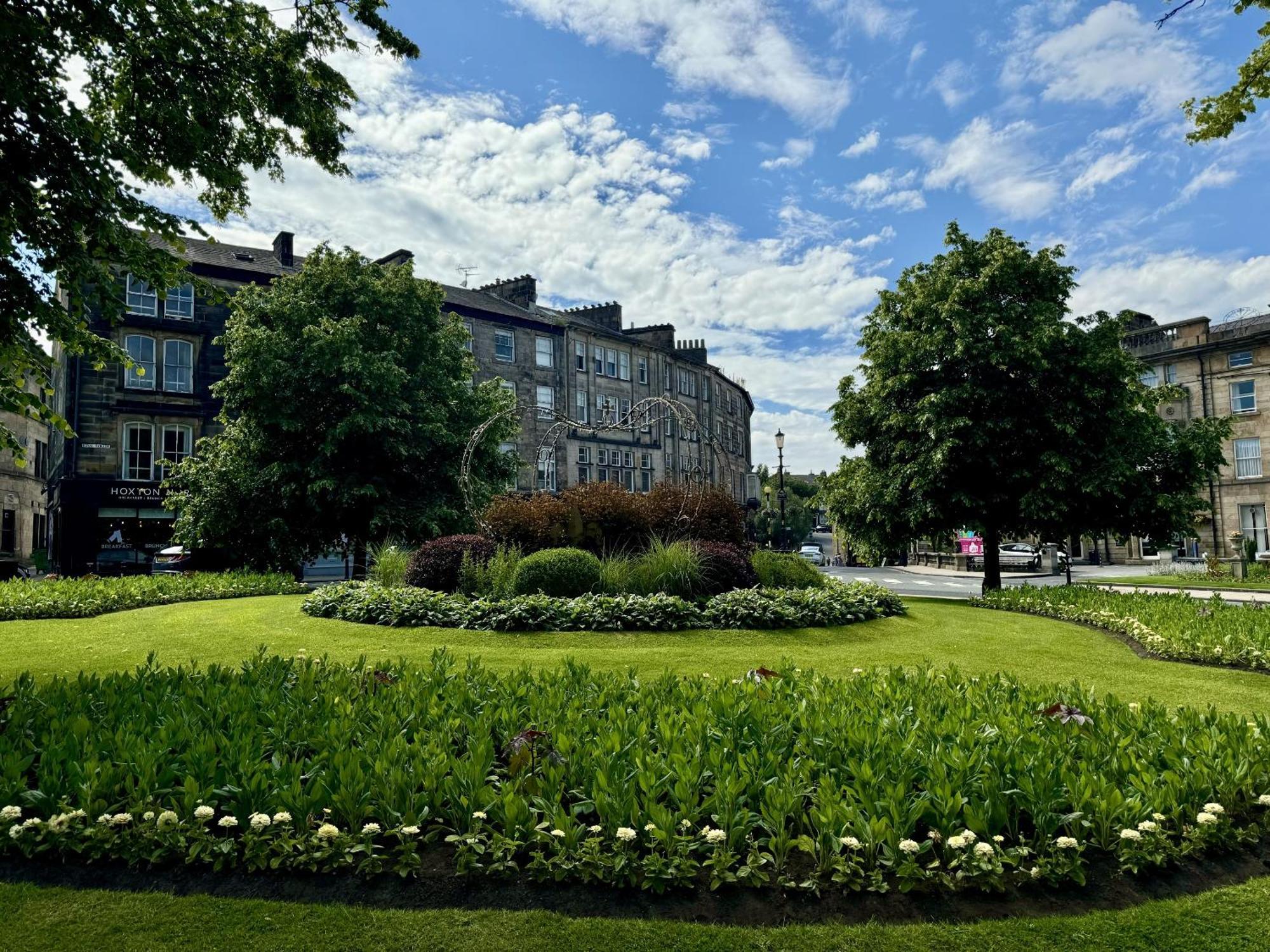 The Yorkshire Crown - Luxury Apartment - Free Parking Nearby Harrogate Extérieur photo